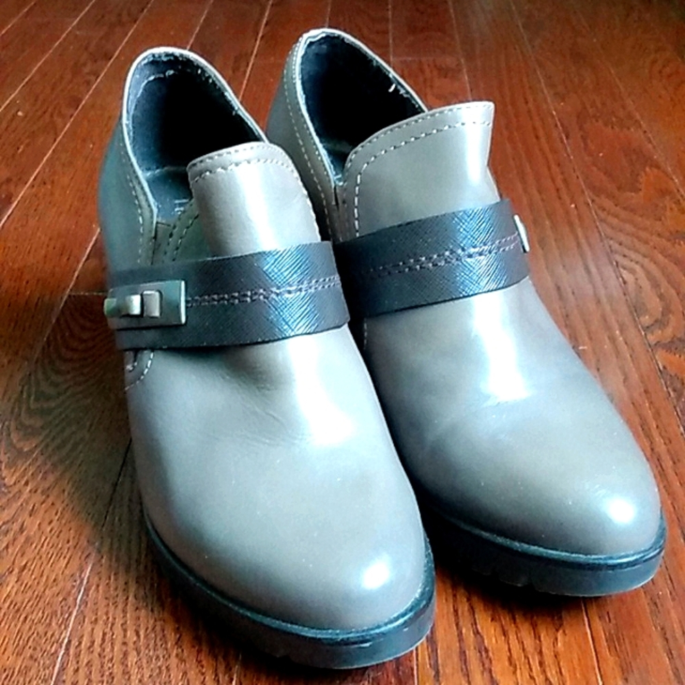 Taupe leather Luca Ferri lug sole shooties Size 9, 3" heel